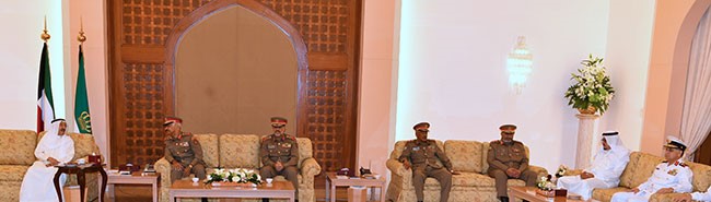 سمو الأمير يقيم مأدبة إفطار على شرف وزير الدفاع ورئيس الأركان وكبار قادة الجيش