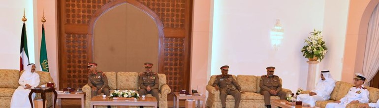 سمو الأمير يقيم مأدبة إفطار على شرف وزير الدفاع ورئيس الأركان وكبار قادة الجيش