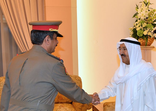 سمو الأمير يقيم مأدبة إفطار على شرف وزير الدفاع ورئيس الأركان وكبار قادة الجيش