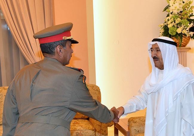 سمو الأمير يقيم مأدبة إفطار على شرف وزير الدفاع ورئيس الأركان وكبار قادة الجيش