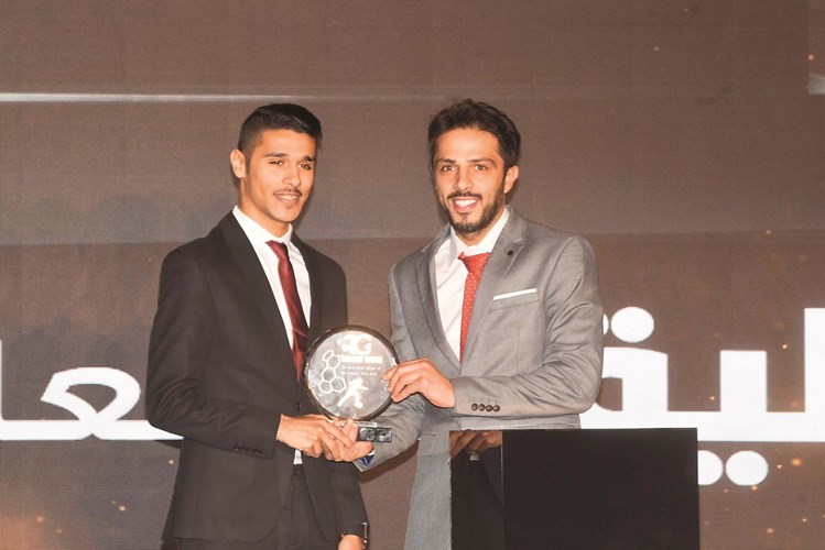 محمد جراغ يسلم عيد الرشيدي جائزة أفضل لاعب شاب﻿