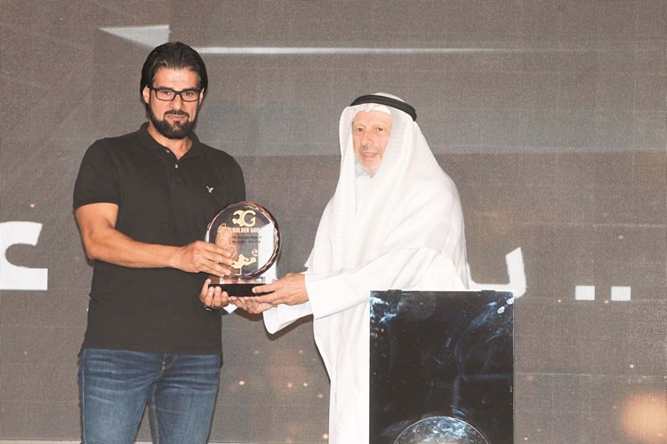 شاكر الشطي يتسلم جائزة أفضل تصد لسليمان عبدالغفور من أحمد الطرابلسي﻿
