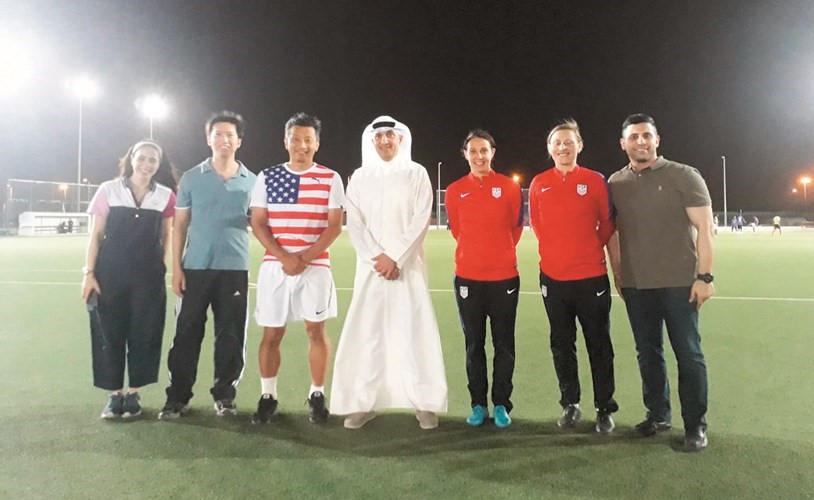حامد الهزيم يتوسط الوفد الأميركي الزائر في ملعب ساحة الجهراء﻿