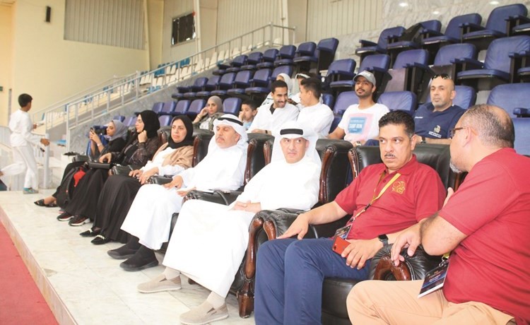 د.نائل الهزيم ومتابعة من الجمهور للمباراة﻿