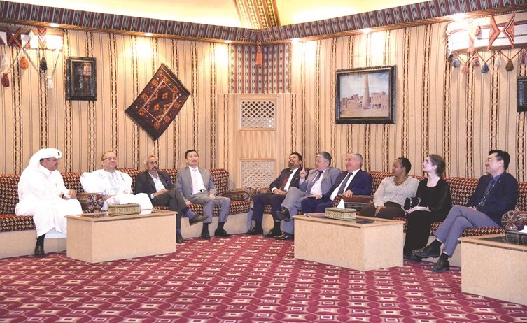 الأمير سلطان بن سعد مع عدد من السفراء والديبلوماسيين خلال الغبقة ﻿