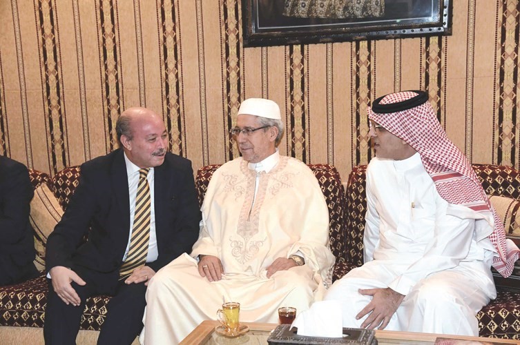 السفير الجزائري وحديث مع الحضور﻿