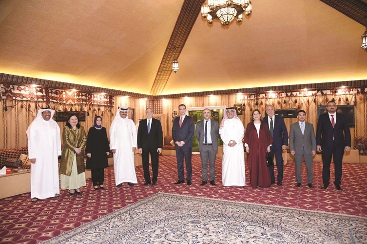 السفير السعودي الأمير سلطان بن سعد متوسطا عددا من السفراء والمهنئين ﻿