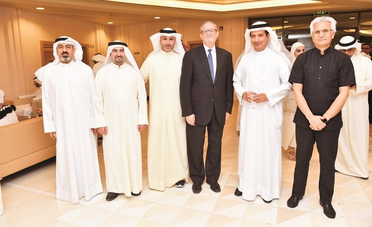 د.يوسف الابراهيم والشيخ حمود الشملان والسفير الأميركي وعدد من الحضور خلال الغبقة	(متين غوزال) ﻿