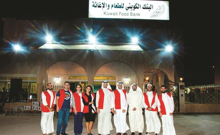 الفريق التطوعي أمام البنك الكويتي للطعام﻿