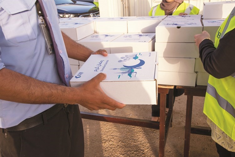 «KIB» يواصل توزيع وجبات إفطار الصائمين