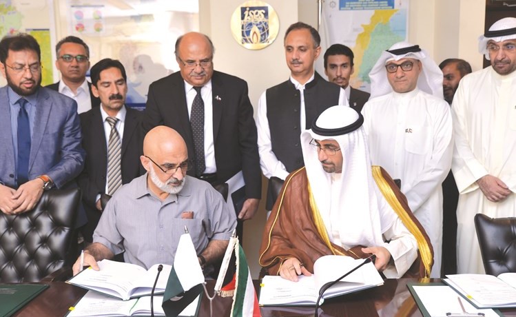 الشيخ نواف السعود خلال توقيع الاتفاقية بحضور وزير النفط الفيدرالي في باكستان عمر أيوب خان﻿