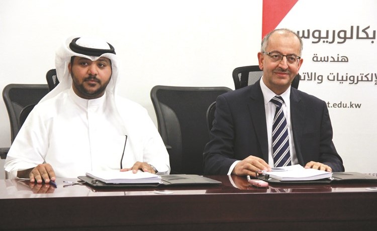 د.خالد البقاعين وخليفة السنان لدى توقيع الاتفاق﻿
