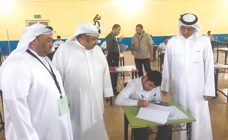 أسامة السلطان خلال تفقد لجان الاختبارات﻿