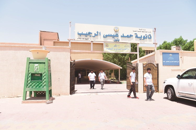 عدد من طلبة الثانوية لدى انتهائهم من أداء الاختبار أمس 		(أحمد علي)﻿