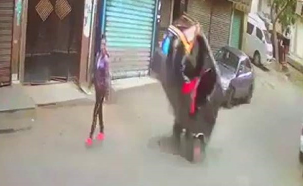 بالفيديو.. سائق "توك توك" يصدم فتاة بطريقة جنونية في مصر !