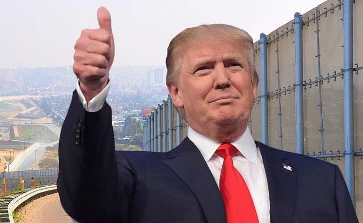 بالفيديو.. ترامب يصافح نسخة من جدار المكسيك!
