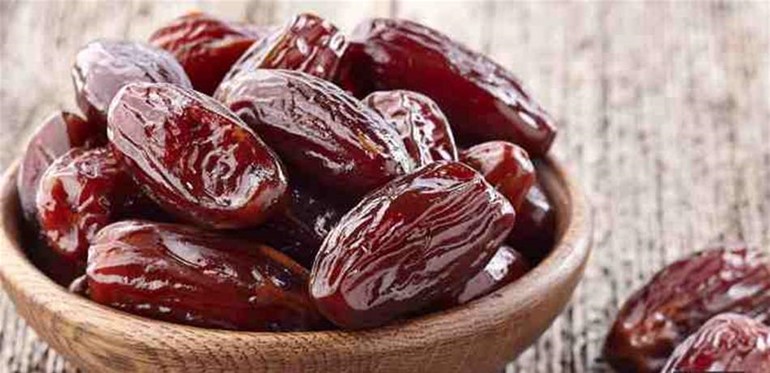 ماذا يحدث لجسم الإنسان عند تناول 3 حبات من التمر؟