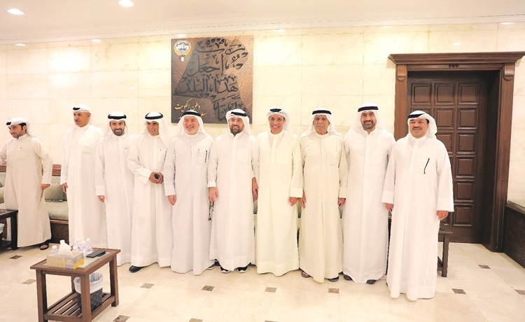 مجلس إدارة العربي مستقبلا عددا من المهنئين﻿