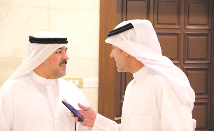 عبدالعزيز عاشور متحدثا للزميل هادي العنزي﻿