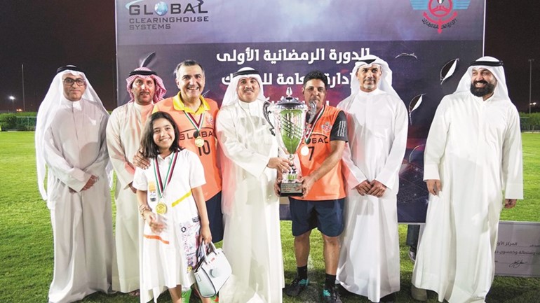 جمال الجلاوي يقدم الكأس لمبارك الخميس بوجود إبراهيم دشتي﻿