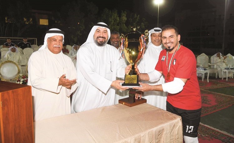 قائد فريق بوسعود يتسلم كأس البطولة من الفهد بحضور حسين الشرهان وجمال بوحمد﻿
