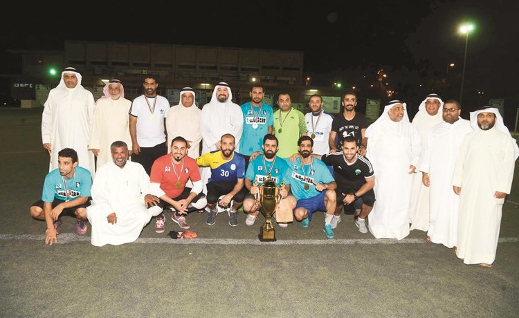 الشيخ طلال الفهد وحسين الشرهان يتوسطان بطل الدورة واللجنة المنظمة 	(محمد هاشم)﻿