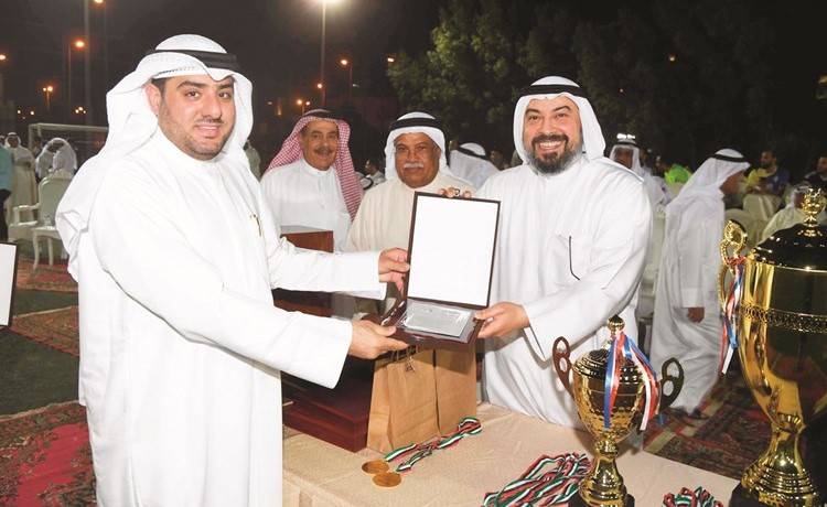 د.جاسم الكندري يتسلم درعا تذكارية﻿