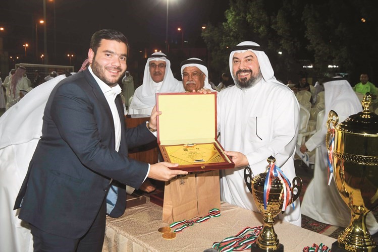 نواف كاجيا يتسلم درعا تذكارية من الفهد﻿