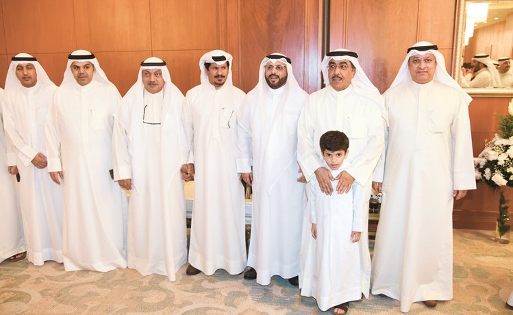 الزميل عدنان الراشد وبدر الحماد مع نواف البغيلي وأعضاء مجلس إدارة جمعية الرياضيين	 ( أحمد علي)﻿