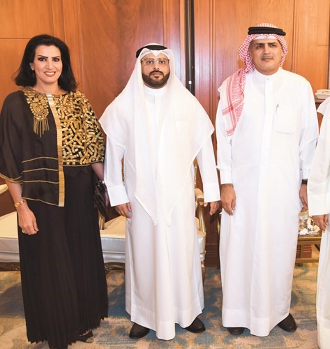 نواف البغيلي ووائل سليمان مع فاطمة العازمي﻿