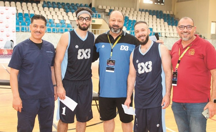 د.نائل الهزيم خلال تكريم أحد اللاعبين على هامش مباريات الدورة﻿
