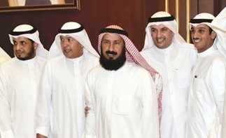 فهيد المويزري متوسطا مهنئيه ﻿