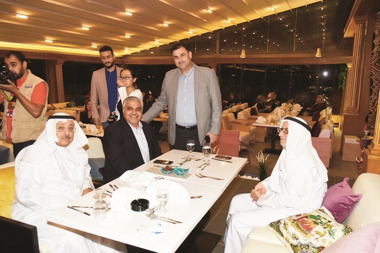 الزميل فريد سلوم مدير إدارة التسويق والمبيعات مع د.عبدالله اليوسفي ود.عادل اليوسفي ووائل ديب ﻿