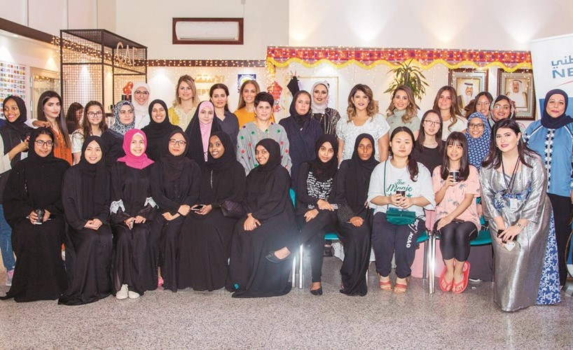 لقطة تجمع فريق عمل إدارة العلاقات العامة بالبنك تتقدمهن منال المطر مع الطالبات﻿
