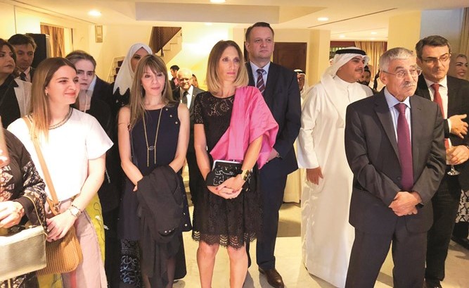 د.عدنان شهاب الدين وعدد من الحضور﻿