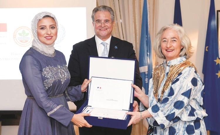 السفيرة الفرنسية تكرم م.زينب القراشي ﻿