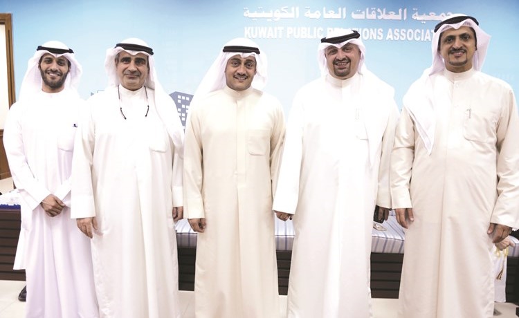 طلال الخرافي مهنئا﻿