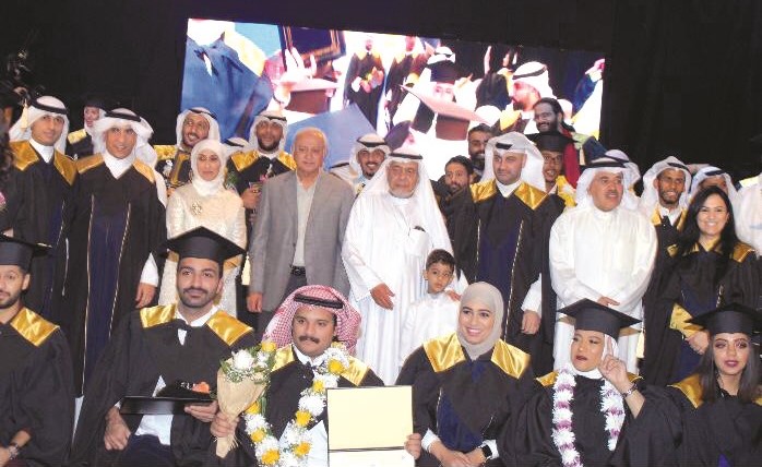 لقطة جماعية للخريجين مع عميد المعهد ود.لمياء الملحم﻿