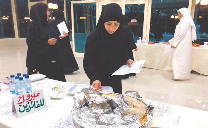 لجنة التحكيم النسائية تتذوق في مسابقة الأكلات الشعبية﻿