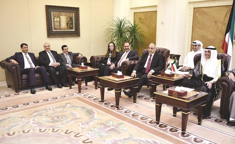 الرئيس الغانم اثناء استقباله رئيس الوزراء العراقي والوفد المرافق له﻿