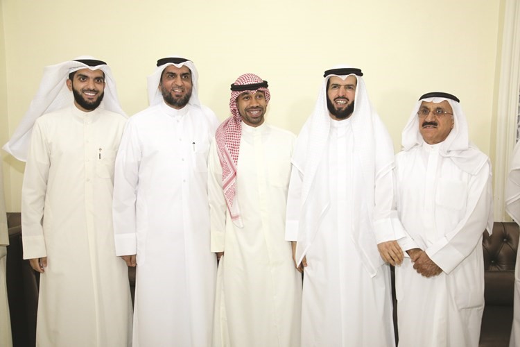 د. عبدالرضا اسيري ود. عادل الدمخي مع بعض الحاضرين﻿