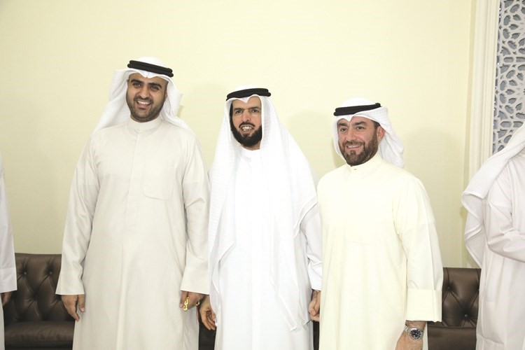 د. عادل الدمخي متوسطا بعض الحضور﻿