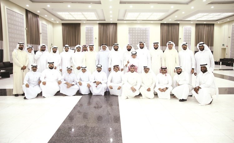 د. عادل الدمخي في لقطة تذكارية مع الحضور﻿