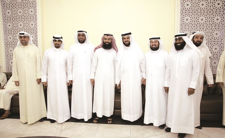 د. عادل الدمخي متوسطا المباركين﻿