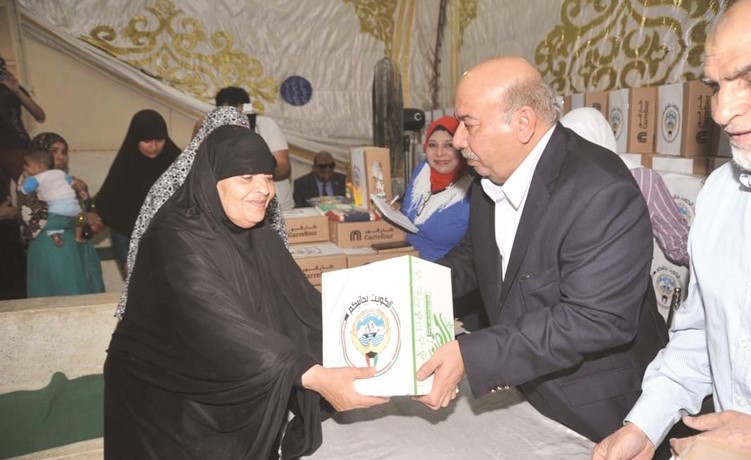 السفير محمد الذويخ خلال توزيع المساعدات الغذائية(ناصر عبدالسيد) ﻿