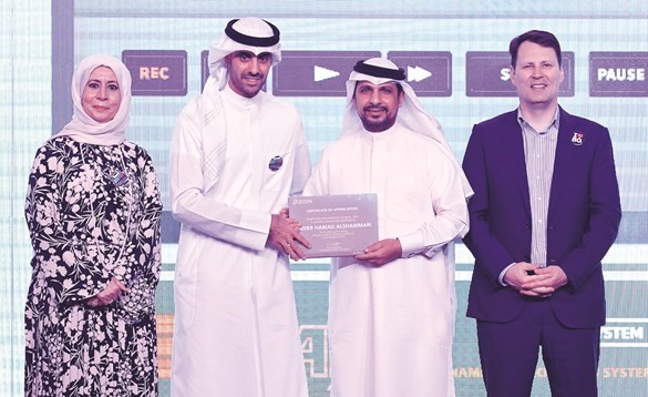 بدر الخرافي وسكوت جيجنهايمر وإيمان الروضان يكرمان أحد الموظفين القدامى ﻿