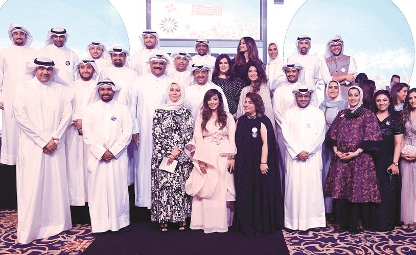 إيمان الروضان تتوسط فريق عمل زين ﻿