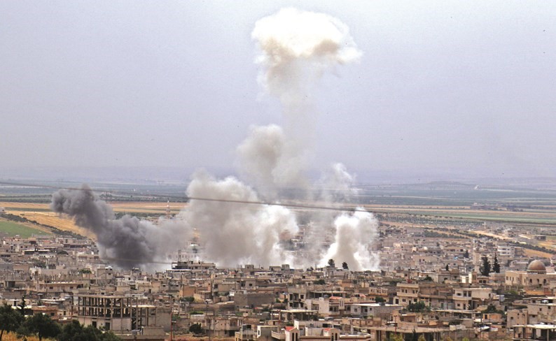 اعمدة الدخان تتصاعد نتيجة قصف القوات الحكومية على مدينة خان شيخون بريف إدلب       (أ.ف.پ)﻿