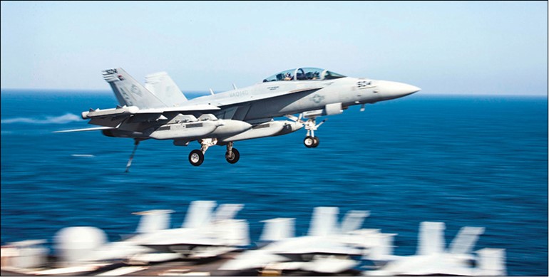 مقاتلة من طراز «سوبر هورنت- إف 18» تنطلق من على متن حاملة الطائرات الأميركية إبراهام لنكولن في بحر العرب أمس الأول           (رويترز)