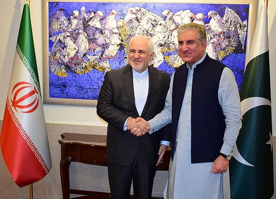 وزير الخارجية الإيراني محمد جواد ظريف ونظيره الباكستاني شاه قريشي